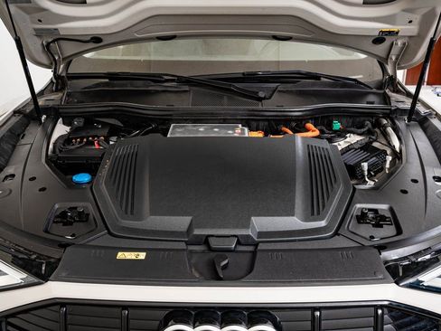 Used 2021 Audi e-tron Premium w/ Convenience Plus Package image 44