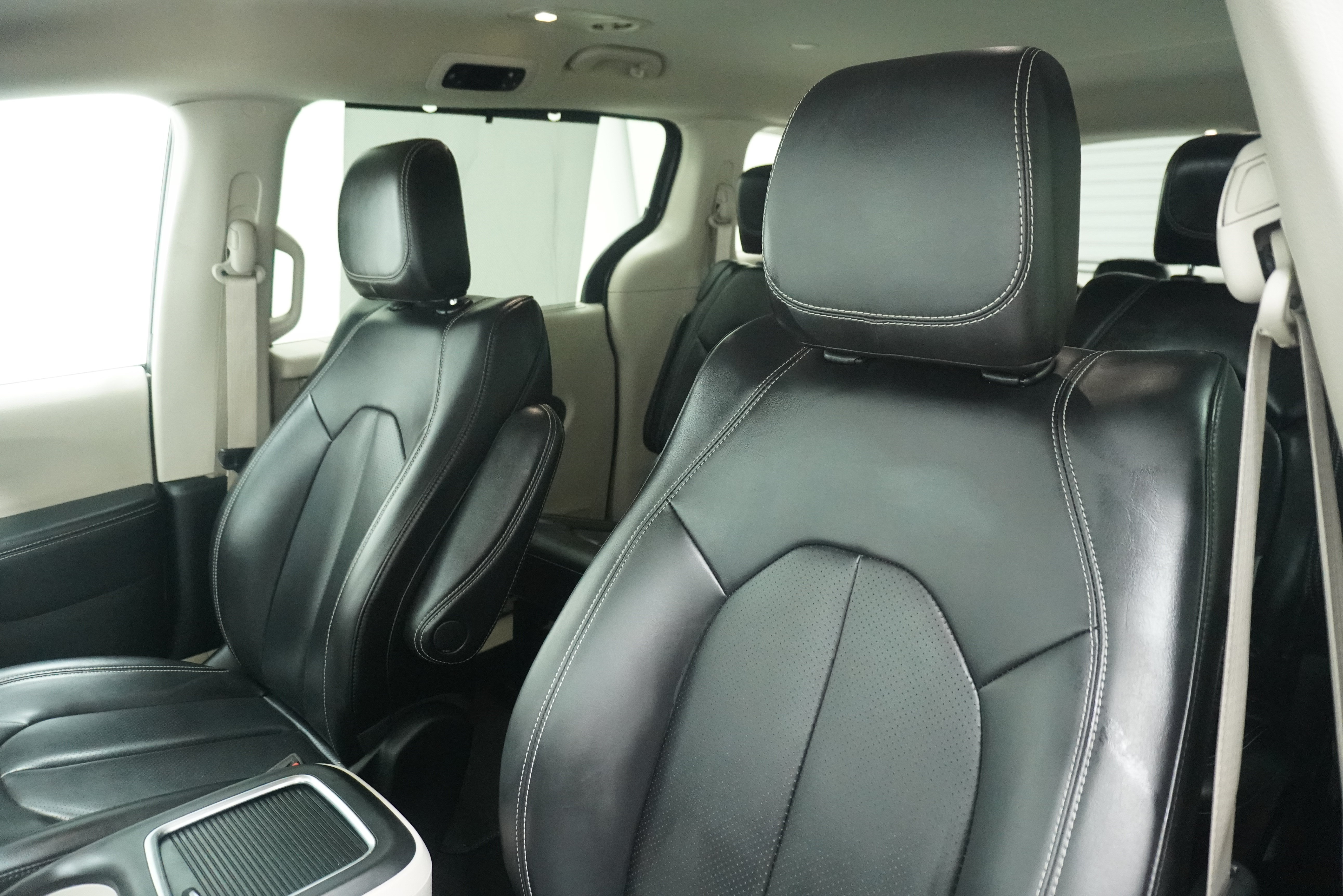 Used 2023 Chrysler Pacifica Touring-L FWD image 10