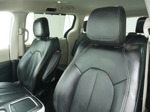 Used 2023 Chrysler Pacifica Touring-L FWD image 10