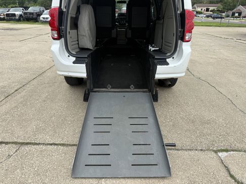 Used 2012 Dodge Grand Caravan SXT FWD image 26