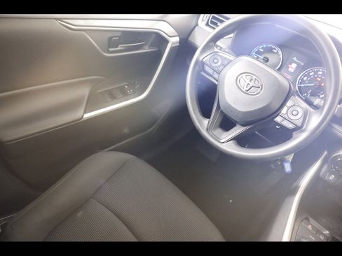 Used 2020 Toyota RAV4 LE image 19