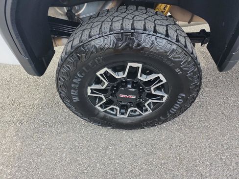 Used 2024 GMC Sierra 2500 AT4X image 6