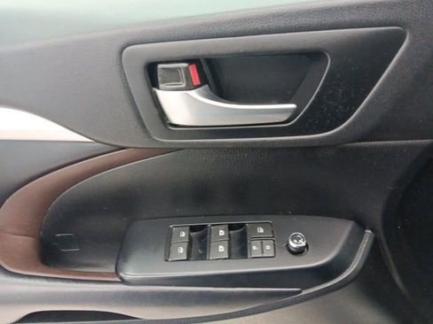 Used 2019 Toyota Highlander XLE image 28