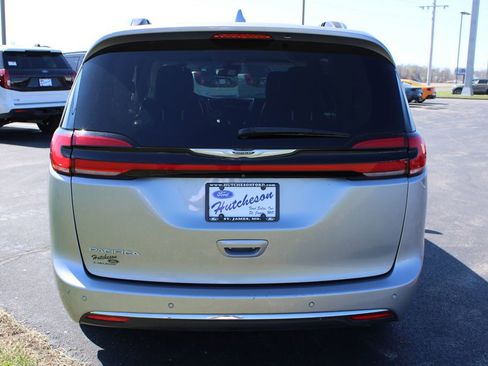 Used 2021 Chrysler Pacifica Touring-L FWD image 7