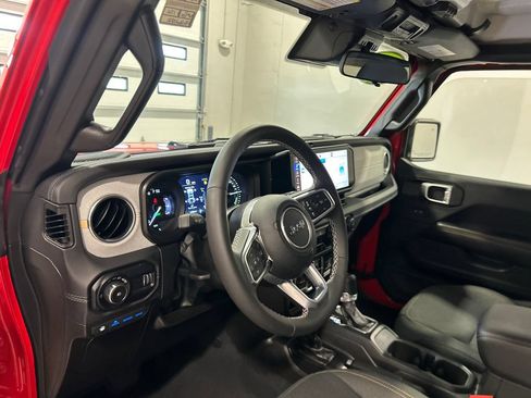 Used 2025 Jeep Wrangler Unlimited Sahara w/ Safety Group AWD/4WD image 16