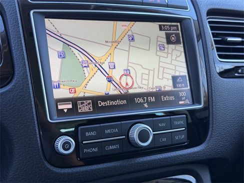 Used 2015 Volkswagen Touareg Sport image 17