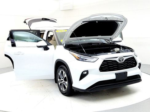 Used 2022 Toyota Highlander XLE image 9