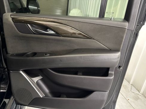 Used 2019 Cadillac Escalade ESV Platinum RWD image 18