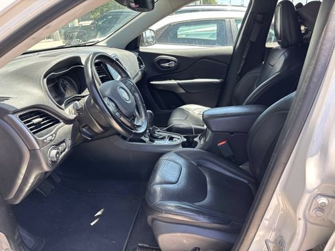 Used 2019 Jeep Cherokee Limited FWD image 6