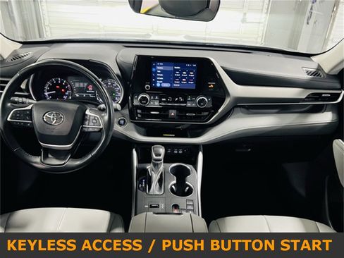 Used 2023 Toyota Highlander XLE image 4