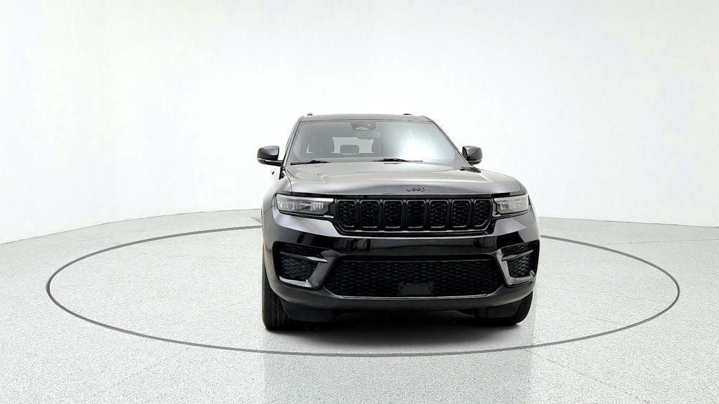 Used 2024 Jeep Grand Cherokee Altitude AWD/4WD image 2