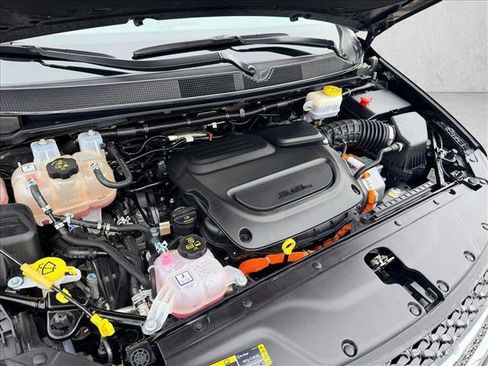 Used 2024 Chrysler Pacifica Select image 29