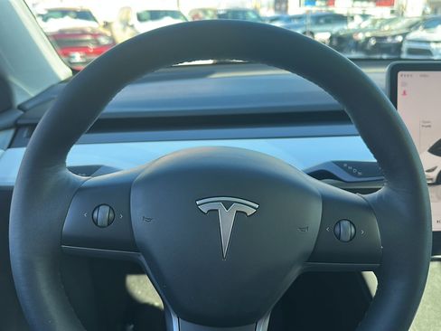 Used 2022 Tesla Model Y Long Range image 21