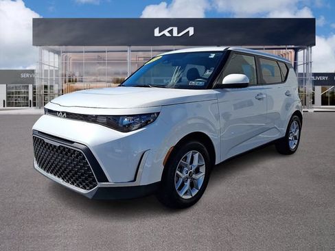 Used 2023 Kia Soul LX w/ LX Technology Package FWD image 3