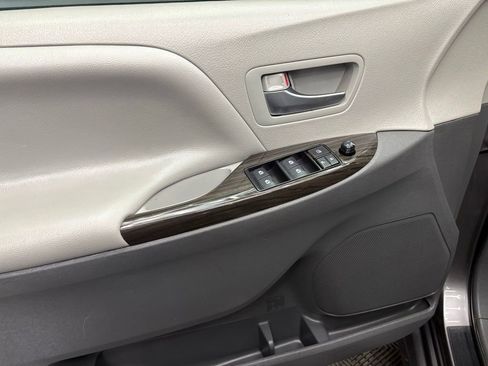 Used 2019 Toyota Sienna XLE w/ XLE Navigation Package FWD image 25