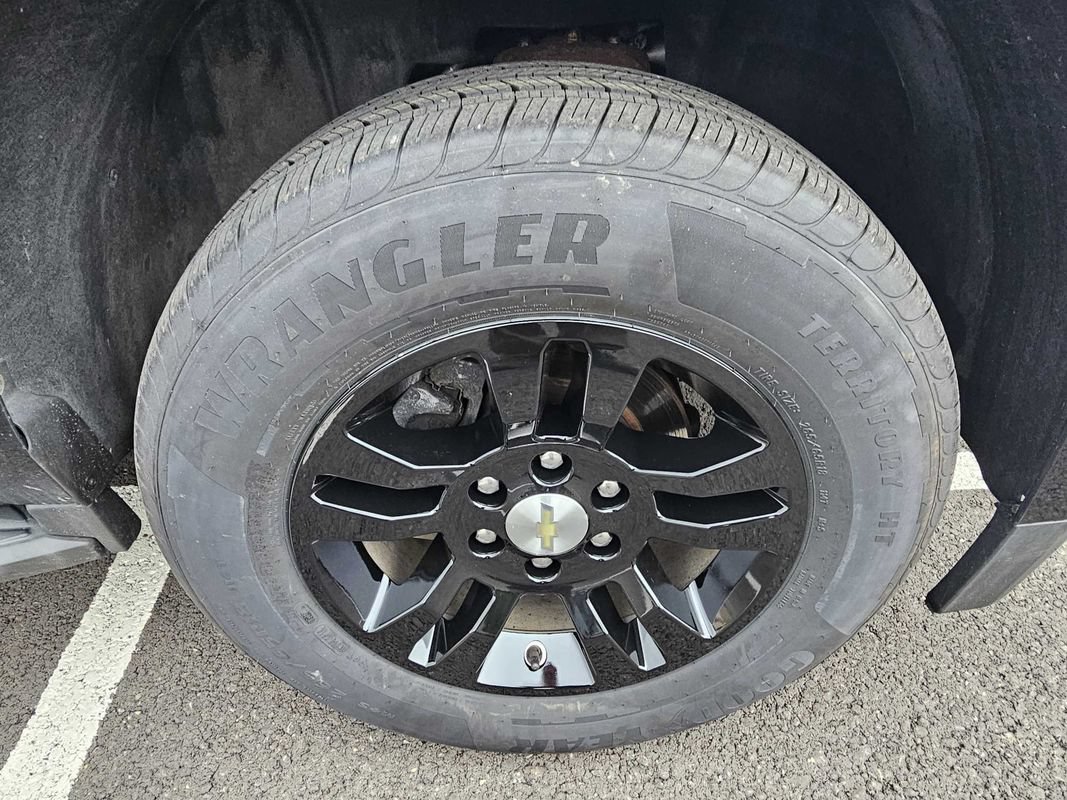 Used 2018 Chevrolet Suburban LT AWD/4WD image 18