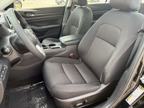 Used 2025 Nissan Altima 2.5 SV FWD image 17