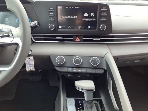 New 2025 Hyundai Elantra SE image 8