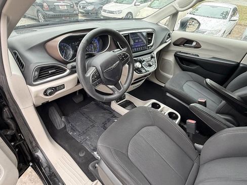 Used 2017 Chrysler Pacifica Touring FWD image 35