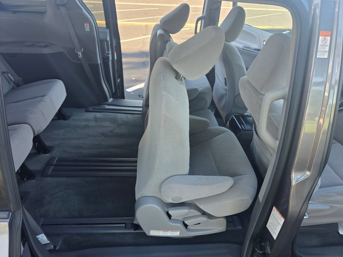 Used 2017 Toyota Sienna LE FWD image 32