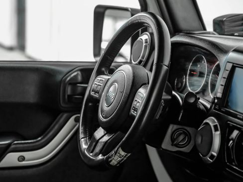 Used 2015 Jeep Wrangler Unlimited Rubicon w/ Connectivity Group AWD/4WD image 17