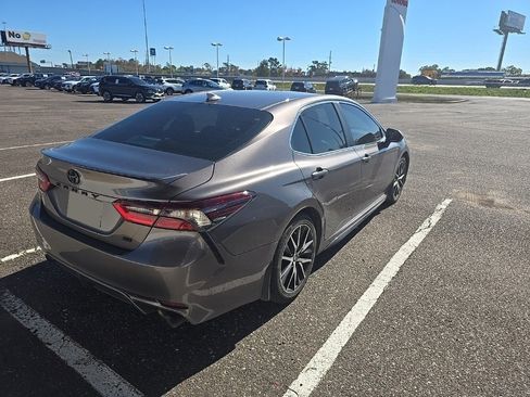 Used 2023 Toyota Camry SE image 4