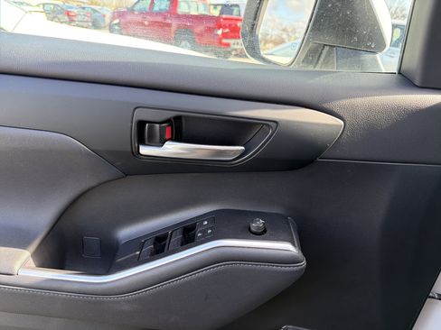 Used 2023 Toyota Highlander XLE image 13