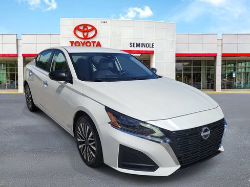 Used 2025 Nissan Altima 2.5 SV FWD image 2