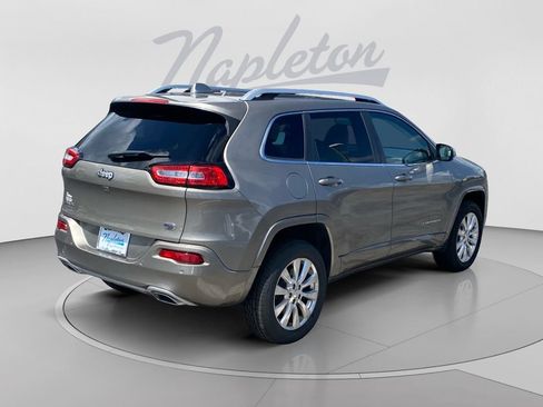 Used 2017 Jeep Cherokee Overland AWD/4WD image 8