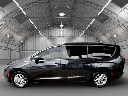 Used 2021 Chrysler Pacifica Touring-L FWD image 4
