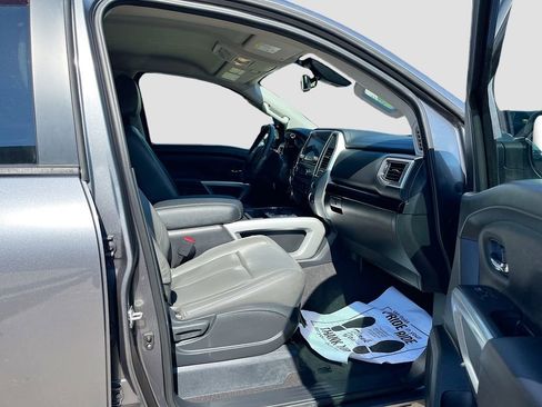 Used 2021 Nissan Titan SV w/ SV Convenience Package image 26