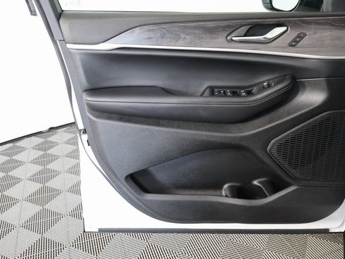 Used 2025 Jeep Grand Cherokee Limited w/ Black Appearance Package AWD/4WD image 12