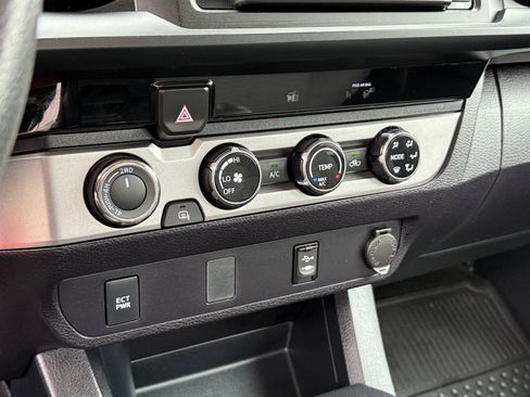 Used 2018 Toyota Tacoma SR AWD/4WD image 27