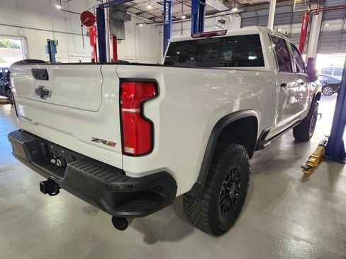 Used 2025 Chevrolet Silverado 2500 ZR2 w/ Technology Package AWD/4WD image 5