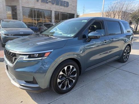 Certified 2022 Kia Carnival EX image 2