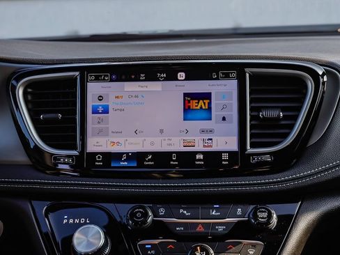 New 2027 Chrysler Pacifica Select FWD image 17