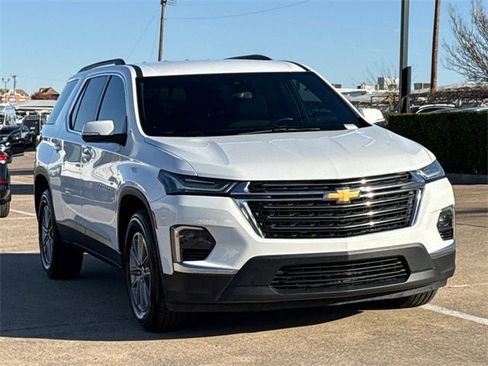Used 2023 Chevrolet Traverse LT image 2