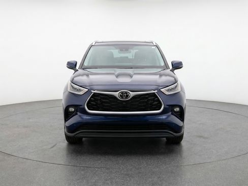 Used 2025 Toyota Highlander LE image 2