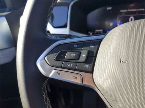 Certified 2025 Volkswagen Taos SE image 26