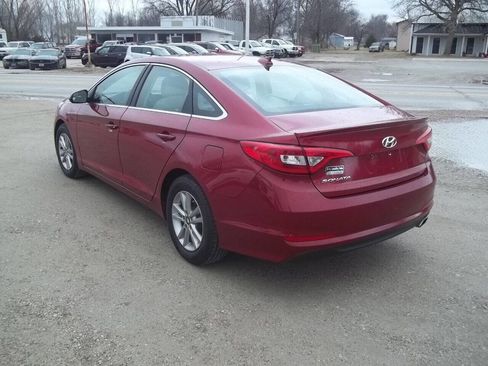 Used 2015 Hyundai Sonata SE image 2