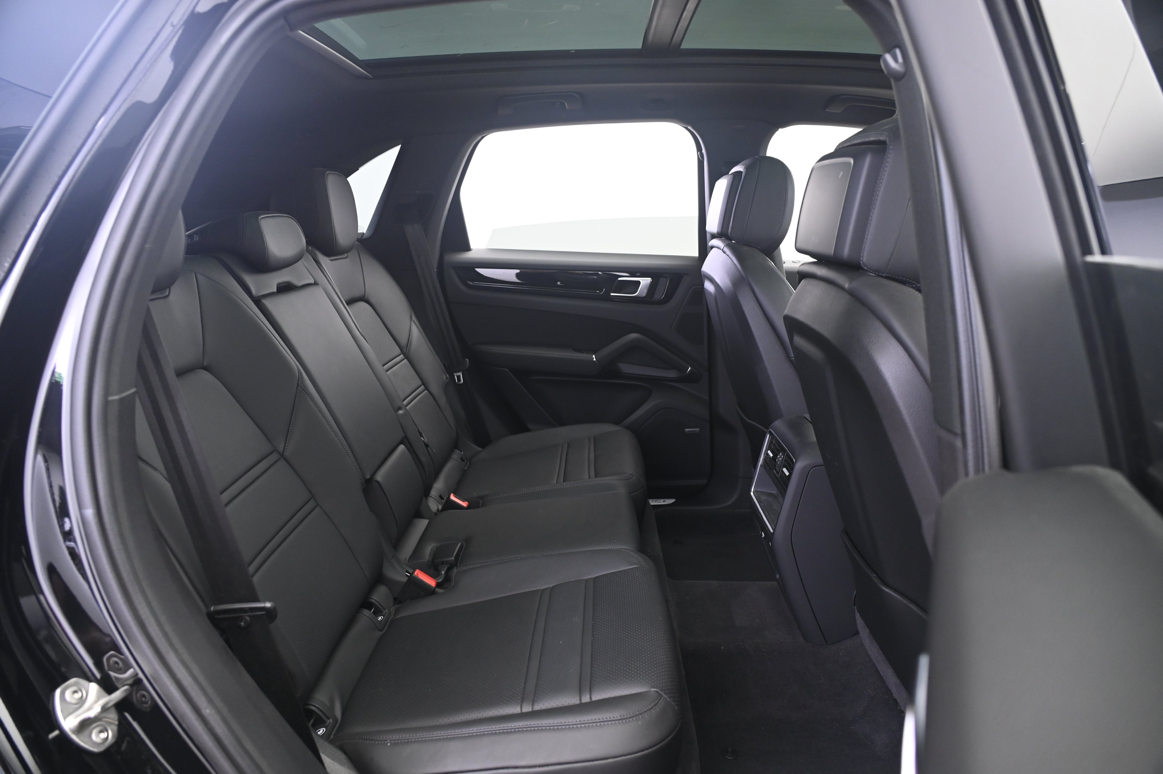 Certified 2023 Porsche Cayenne AWD/4WD image 18