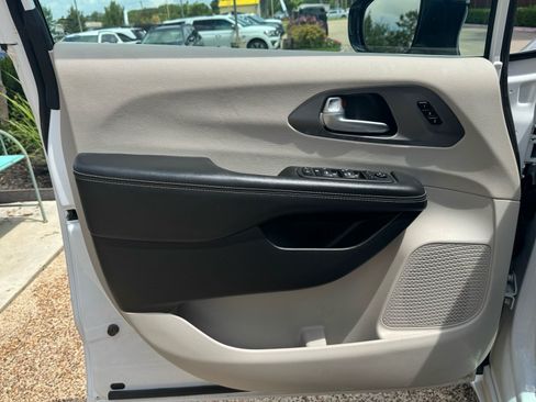 Used 2024 Chrysler Pacifica Touring-L FWD image 27