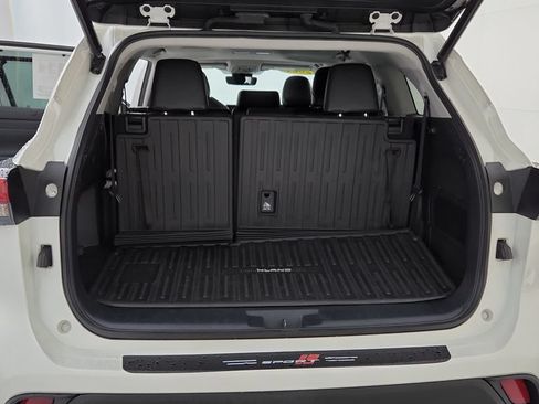 Used 2021 Toyota Highlander XLE AWD/4WD image 20