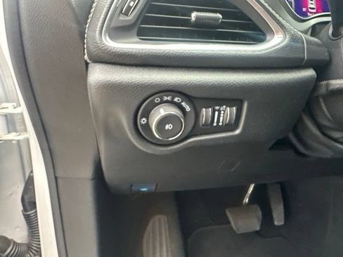 Used 2026 Chrysler Pacifica Limited FWD image 18