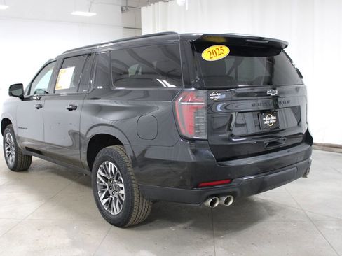 Used 2025 Chevrolet Suburban Z71 image 7