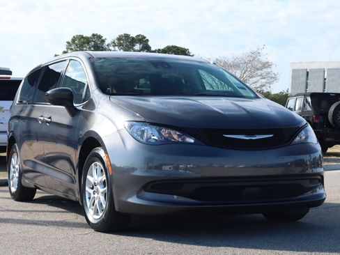 Used 2023 Chrysler Voyager LX image 7