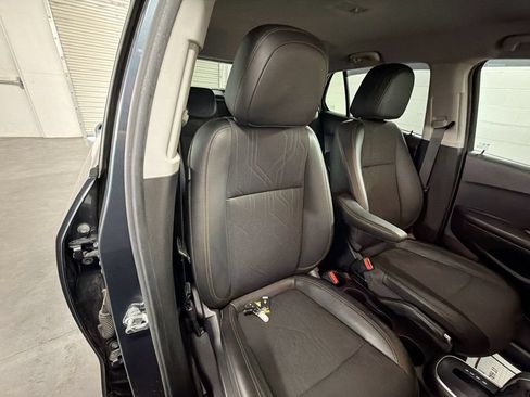 Used 2022 Chevrolet Trax LT w/ LT Convenience Package FWD image 25