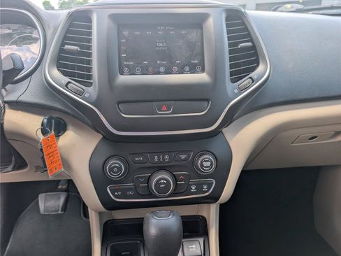 Used 2019 Jeep Cherokee Latitude w/ Popular Appearance Group FWD image 16