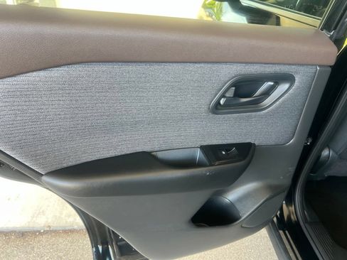 Used 2023 Nissan Rogue S AWD/4WD image 10