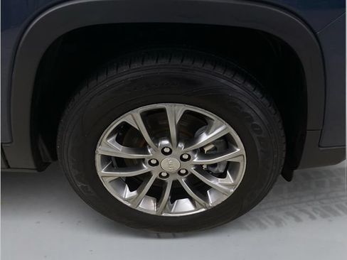 Used 2019 Jeep Cherokee Latitude Plus w/ Cold Weather Group AWD/4WD image 16